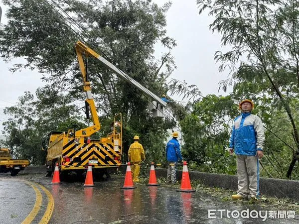 ▲台電人員全力搶修電力         。（圖／台電屏東區處提供，下同）