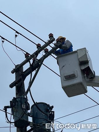 ▲台電人員全力搶修電力         。（圖／台電屏東區處提供，下同）