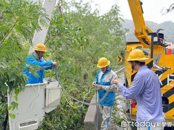 ▲台電人員全力搶修電力         。（圖／台電屏東區處提供，下同）