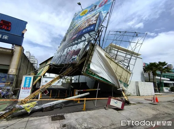 ▲▼小犬颱風吹垮台中鐵皮屋。（圖／民眾提供）