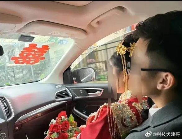 新郎抱著新娘坐在副駕駛座。（翻自微博）