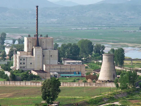 ▲▼攝於2008年6月27日，北韓正在拆除寧邊核設施的一座冷卻塔。（圖／路透）