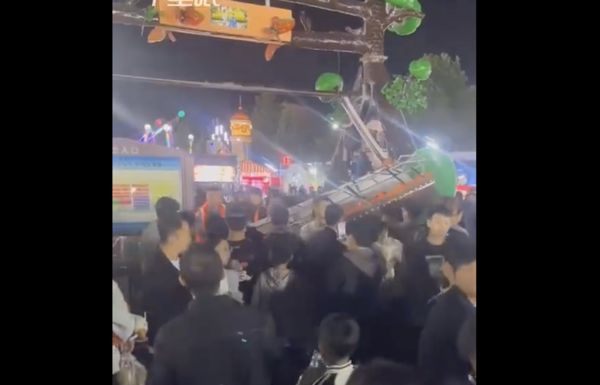 ▲山東濟南一處網紅夜市內的遊樂設施鋼筋斷裂墜落。（圖／翻攝搜狐視頻）