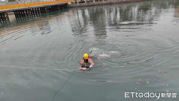 ▲1部自小客車沿民生路駛向安平路時，不知何故竟衝破台南運河護欄，整部車衝入台南運河水中，消防人員下水搶救上岸送醫。（圖／記者林東良翻攝，下同）