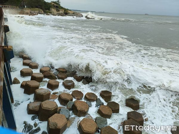 ▲▼金門因受小犬颱風外圍環流影響，沿海地區將有強陣風及長浪發生，聚集許多民眾觀浪。（圖／記者林名揚翻攝）