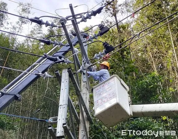 ▲▼「小犬」讓新竹逾萬用戶曾停電　台電力拚今夜全數復電。（圖／台電新竹區處提供）