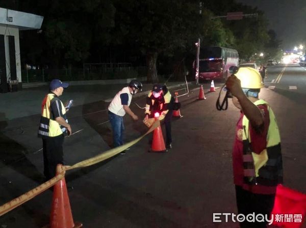 ▲小犬襲台路況多，雲林警奔波排除籲民眾少出門。（圖／記者蔡佩旻翻攝）