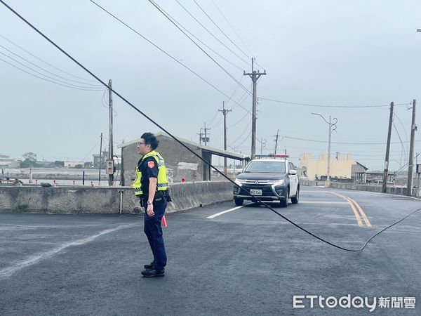 ▲小犬襲台路況多，雲林警奔波排除籲民眾少出門。（圖／記者蔡佩旻翻攝）