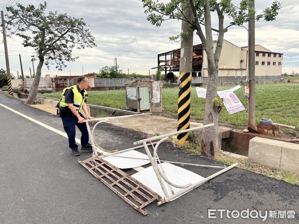 ▲小犬襲台路況多，雲林警奔波排除籲民眾少出門。（圖／記者蔡佩旻翻攝）