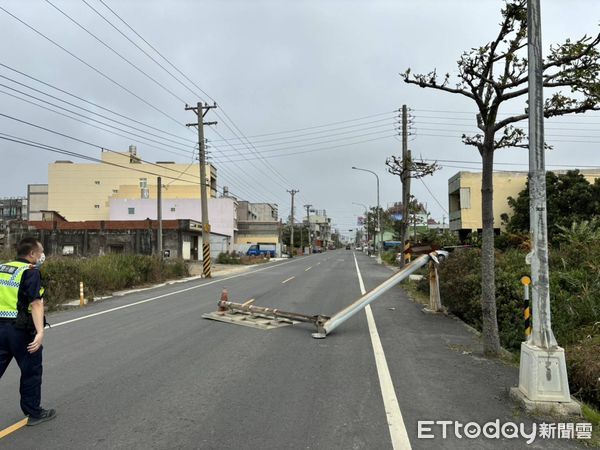 ▲小犬襲台路況多，雲林警奔波排除籲民眾少出門。（圖／記者蔡佩旻翻攝）