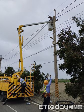 ▲台電雲林區營業處搶修復電。（圖／記者蔡佩旻翻攝）