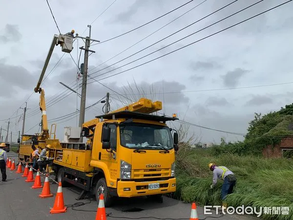 ▲台電雲林區營業處搶修復電。（圖／記者蔡佩旻翻攝）