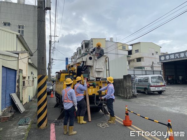 ▲小犬颱風來襲台南市累積停電戶數達49057戶，台電台南區處深夜10時，停電用戶已搶修完成。（圖／記者林東良翻攝，下同）