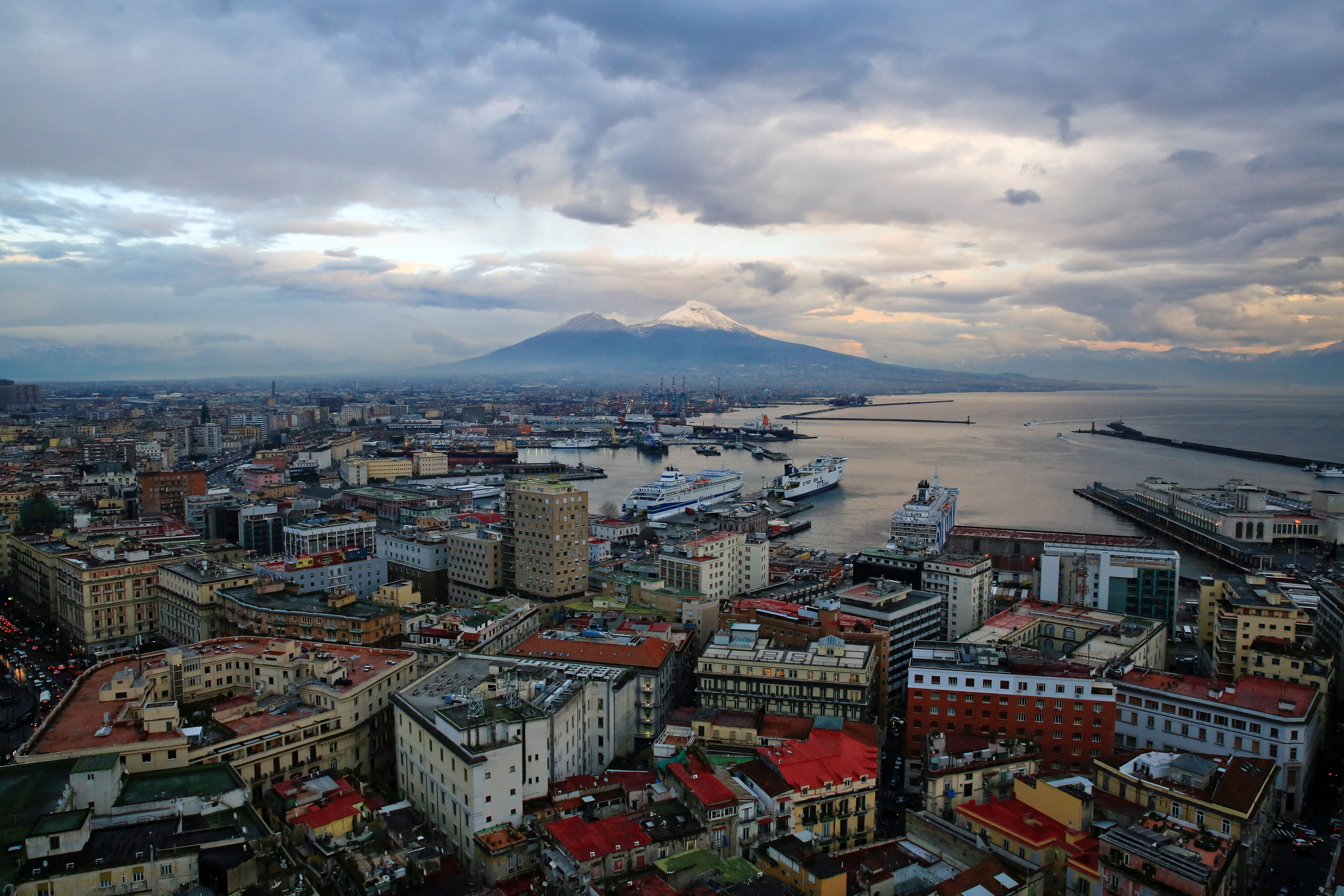 ▲▼ 義大利那不勒斯，後方為被雪覆蓋的維蘇威火山（Vesuvius）。（圖／路透）