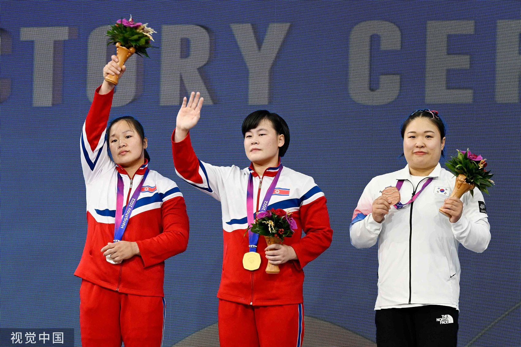 ▲▼在杭州亞運女子舉重76公斤級賽事，來自北韓的宋國香（中）、鄭春姬（左）奪下金銀兩面獎牌，至於南韓金所炫則奪下銅牌。（圖／CFP）