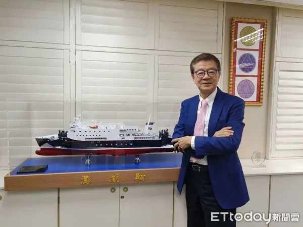 ▲台航董事長劉文慶與公司全新「澎湖輪」模型船合影。（圖／記者張佩芬攝）