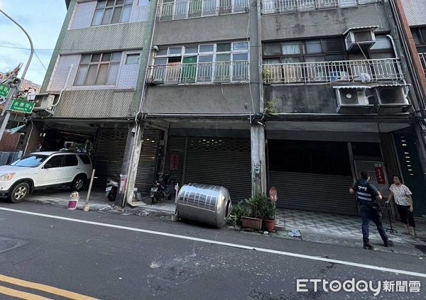 ▲小犬颱風的強勢風勁將4樓高水塔吹到地面。（圖／桃園警分局提供）