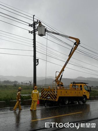 ▲台電人員搶修電力             。（圖／台電屏東區處提供，下同）