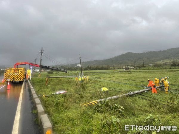 ▲台電人員搶修電力             。（圖／台電屏東區處提供，下同）