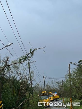 ▲台電人員搶修電力             。（圖／台電屏東區處提供，下同）