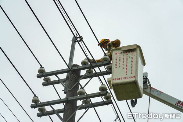 ▲台電人員搶修電力             。（圖／台電屏東區處提供，下同）