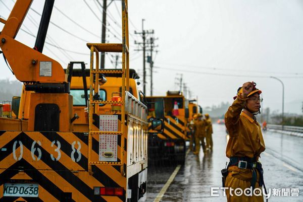 ▲台電人員搶修電力             。（圖／台電屏東區處提供，下同）