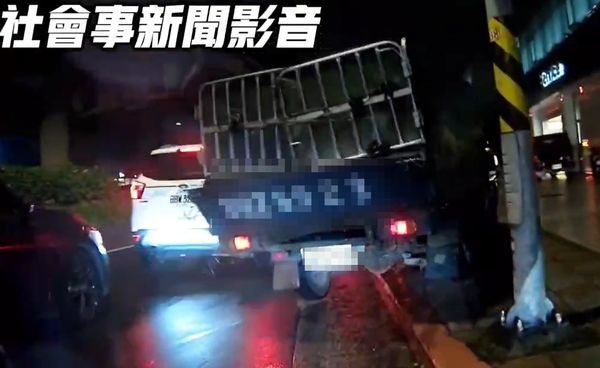 ▲▼北市貨車直接開上人行道，遭後方行車紀錄器拍下過程貼上網路。（圖／畫面翻攝《社會事新聞影音》）