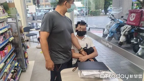 ▲台南市警一分局德高派出所查獲出面取款的李姓2名車手，保住李姓工程師107萬元。（圖／記者林東良翻攝，下同）