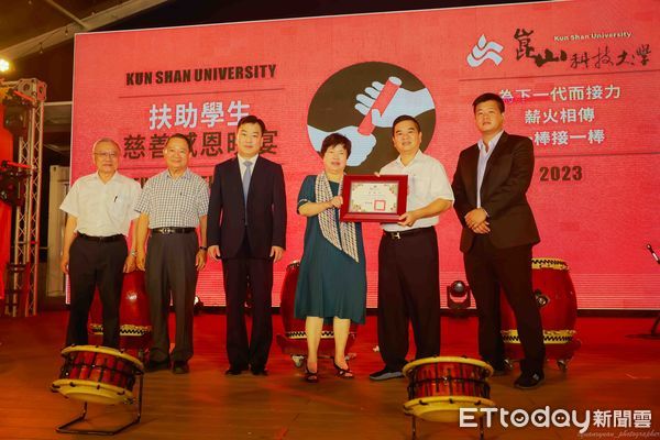 ▲崑山科技大學「扶助經濟不利學生慈善感恩晚宴」，李天祥校長率領校內主管，邀請畢業校友及各界善心人士參加，約600人共同攜手奉獻愛心，募款金額逾370萬元。（圖／記者林東良翻攝，下同）