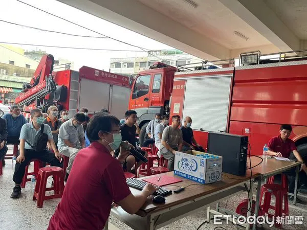 ▲台南市消防局第二大隊麻豆分隊舉辦「防災宣導座談會」，由中隊長廖鼎鈞等人進行公共危險物品、瓦斯行、爆竹煙火等相關消防議題及法令修正向業者進行防災宣導。（圖／記者林東良翻攝）