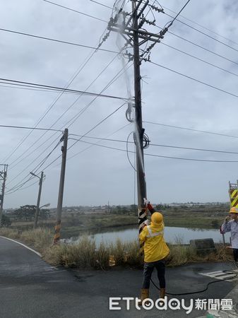 ▲▼ 有風無雨鹽塵造成嘉義縣海區停電 縣府台電全力搶修  。（圖／台電嘉義區處提供）