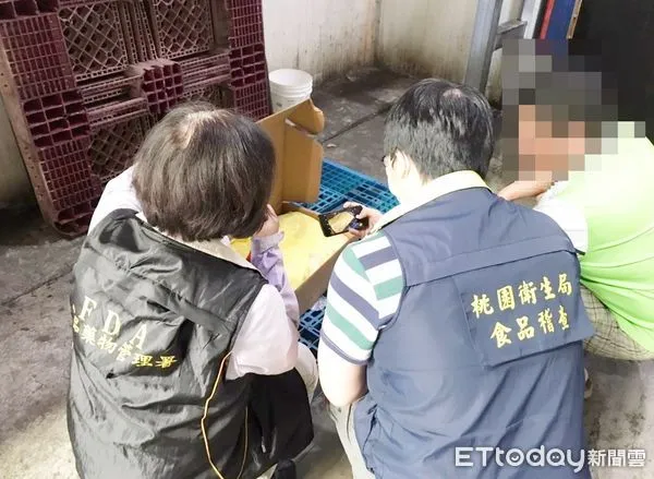 ▲桃園市政府衛生局人員日前會同衛福部食藥署人員稽查桃市新興冷凍食品、瑞騰國際公司進口肉品，查出產品與原產地標示不實。（資料照／記者沈繼昌翻攝）