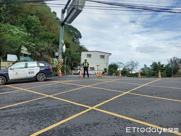 ▲▼大片落石坍方擋路中 中埔警分局協助現場交通疏導管制。（圖／中埔分局提供）