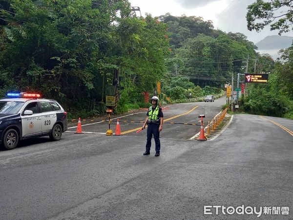 ▲▼大片落石坍方擋路中 中埔警分局協助現場交通疏導管制。（圖／中埔分局提供）