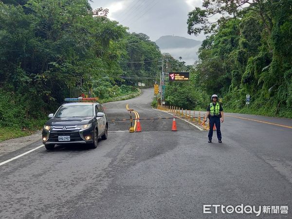 ▲▼大片落石坍方擋路中 中埔警分局協助現場交通疏導管制。（圖／中埔分局提供）