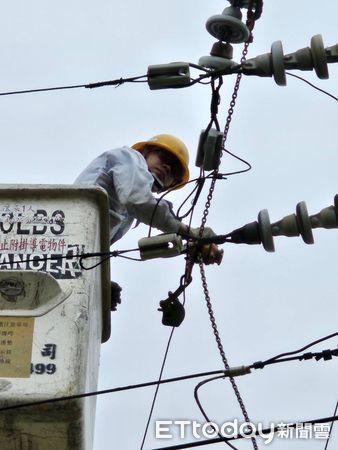 ▲小犬颱風導致嘉沿海地區大停電，傳出民眾攻擊台電人員 。（圖／台電提供）