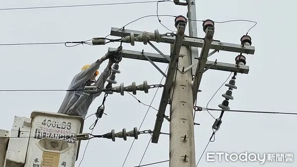 ▲小犬颱風導致嘉沿海地區大停電，傳出民眾攻擊台電人員 。（圖／台電提供）