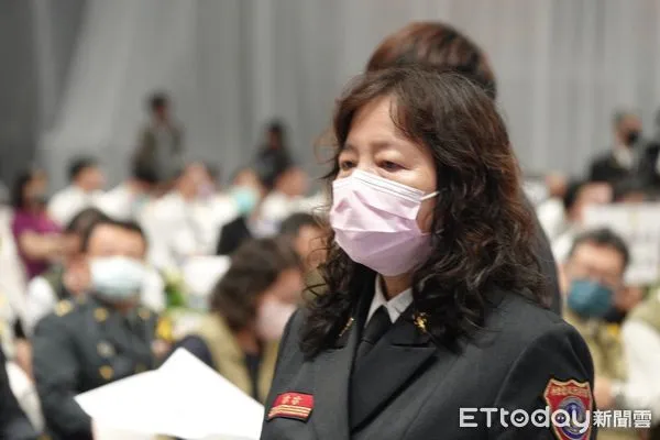 ▲▼             屏東縣消防局長許美雪參加殉職4勇消公祭。（圖／記者吳世龍攝）