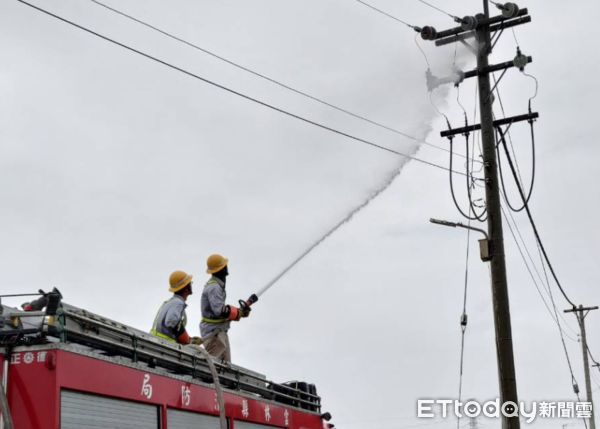 ▲雲林台電清洗礙子。（圖／記者蔡佩旻翻攝）