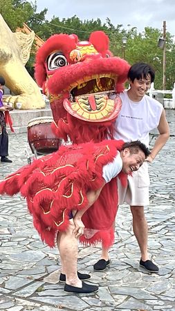 ▲徐乃麟(左)跟徐新洋學舞獅賣力翻滾。（圖／民視提供）