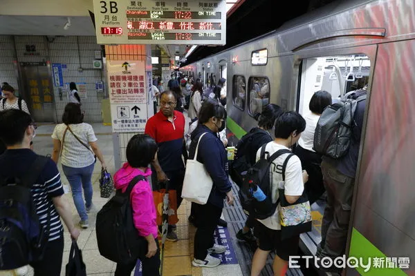 ▲▼四天國慶連假傍晚展開，台北車站下班時間湧入大批返鄉搭車人潮。（圖／記者湯興漢攝）