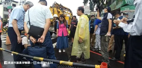 ▲▼鳳山區鳳松路與經武路口時隔三天再飄出異味。（圖／翻攝自李雅靜臉書）