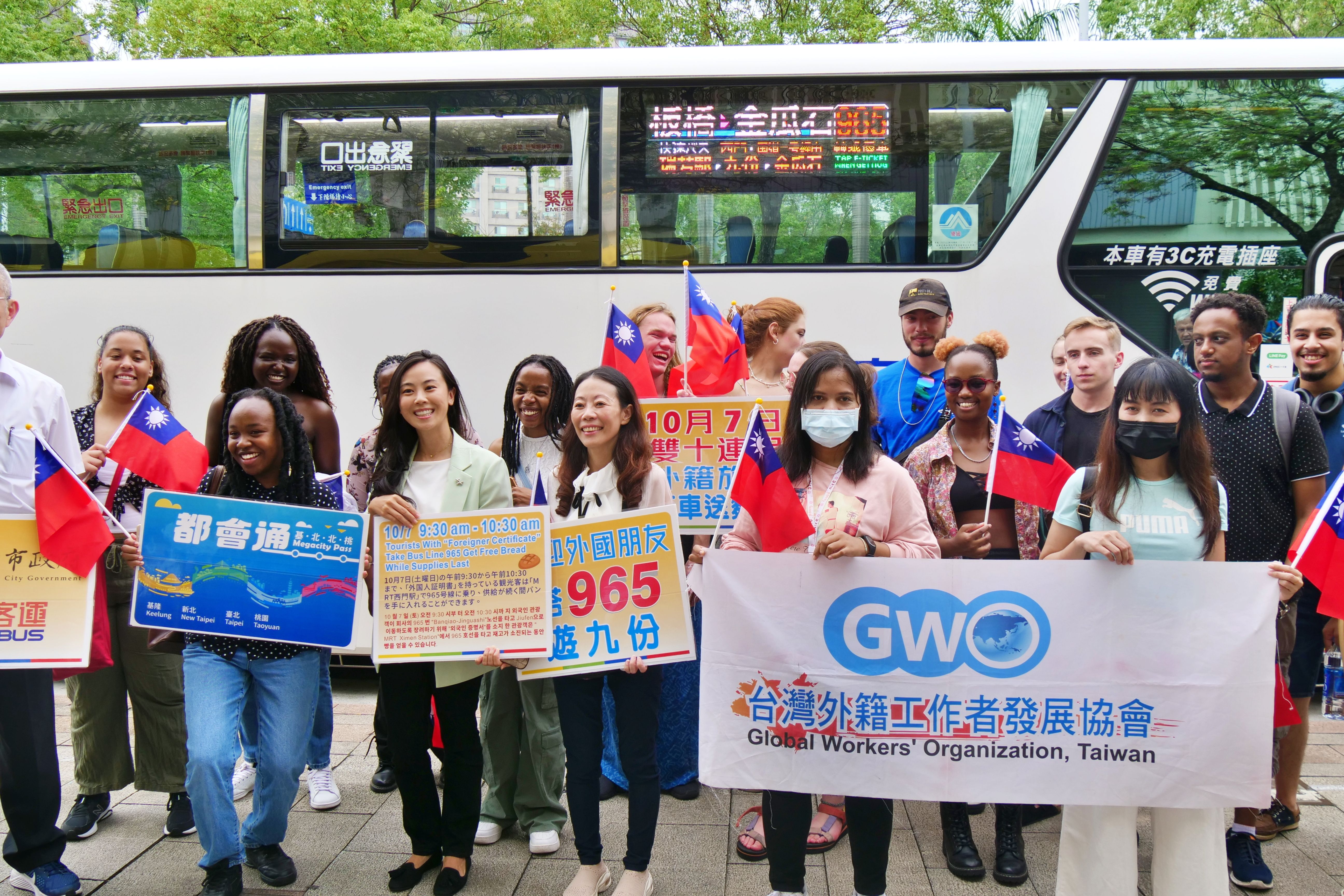 ▲雙十國慶連假首日 外籍遊客體驗搭公車歡遊九份。（圖／新北市交通局提供）