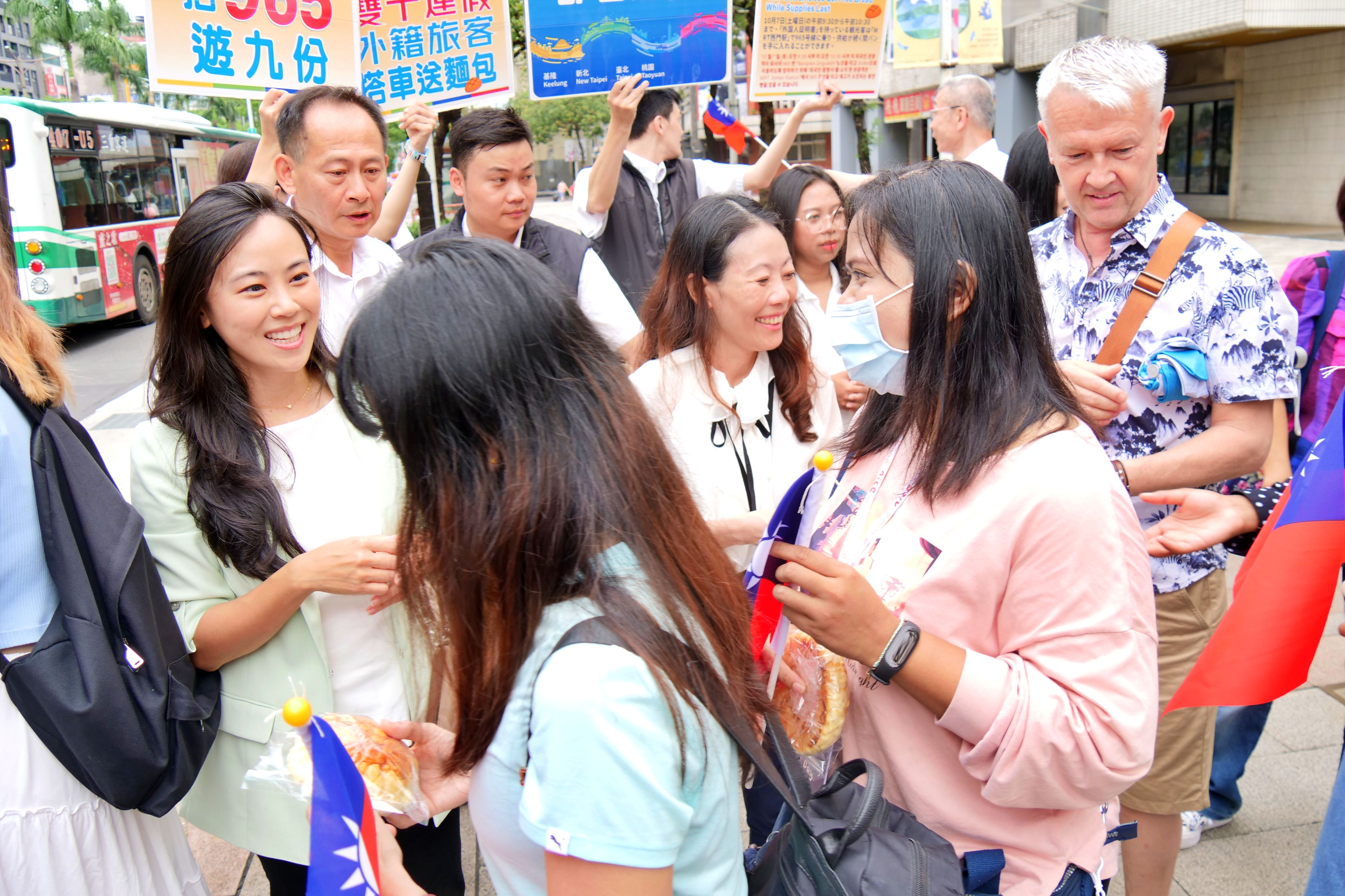 ▲雙十國慶連假首日 外籍遊客體驗搭公車歡遊九份。（圖／新北市交通局提供）