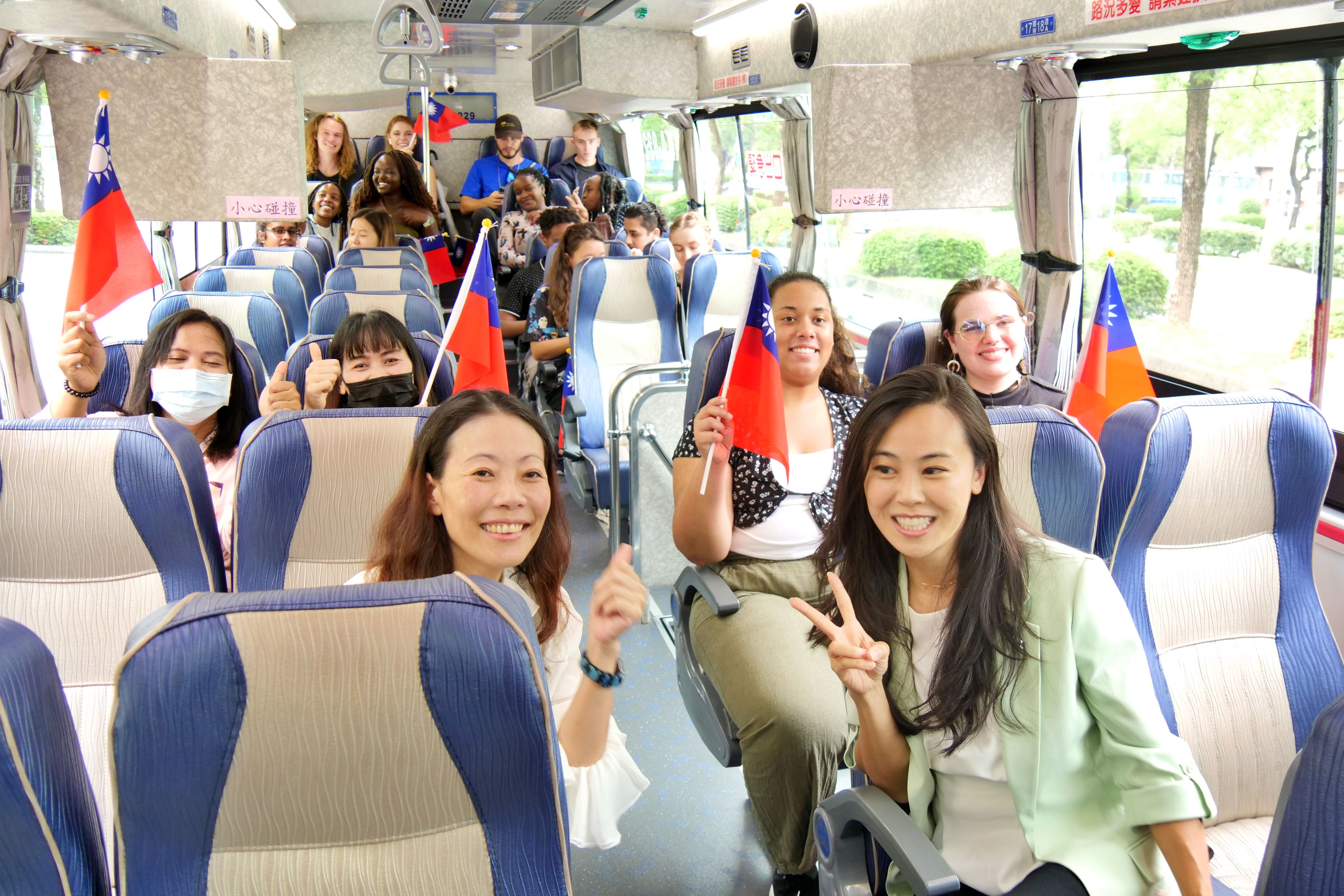 ▲雙十國慶連假首日 外籍遊客體驗搭公車歡遊九份。（圖／新北市交通局提供）