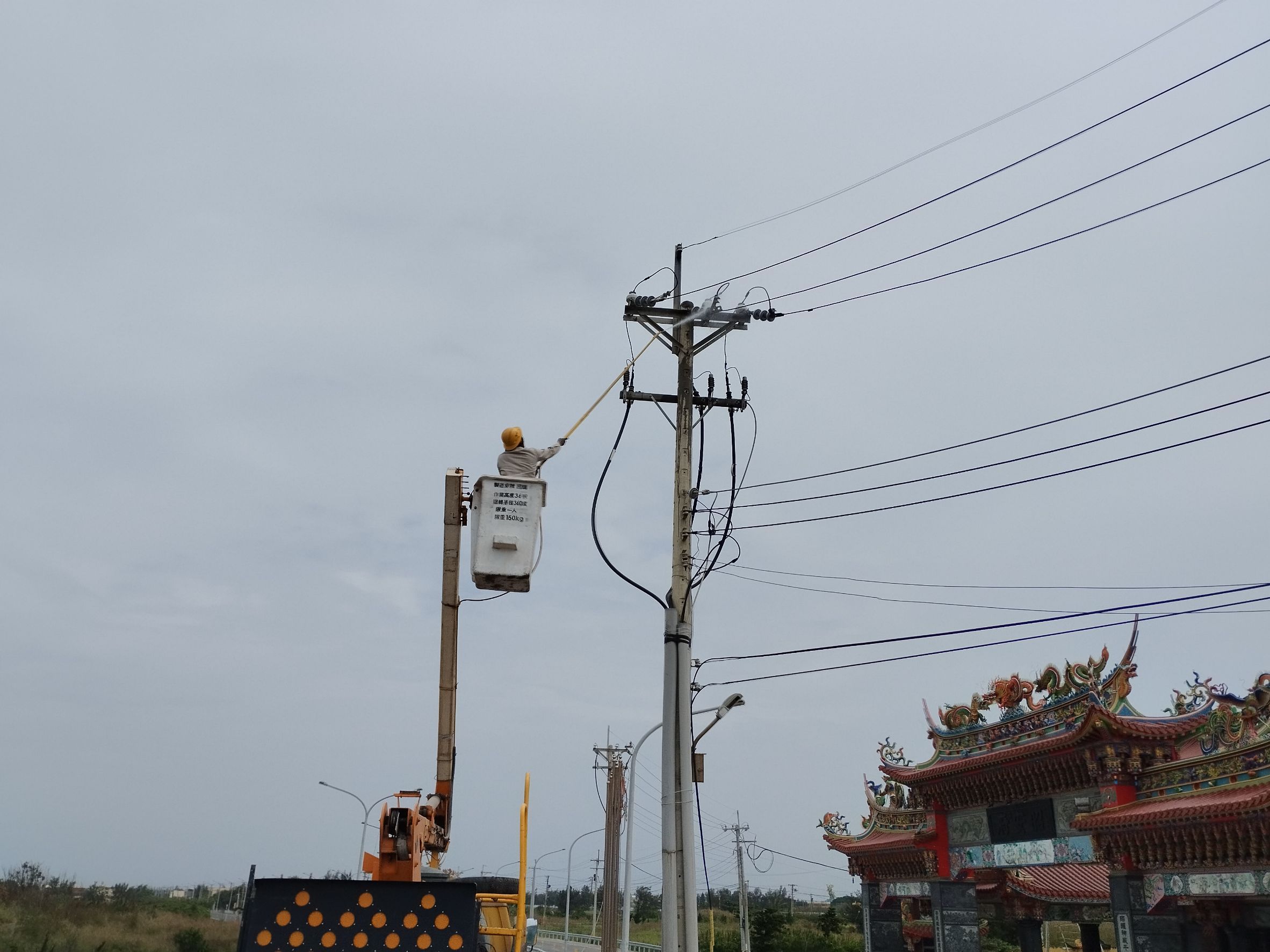 ▲▼ 台電全力投入彰雲嘉鹽塵害重災區搶修            。（圖／台電提供）