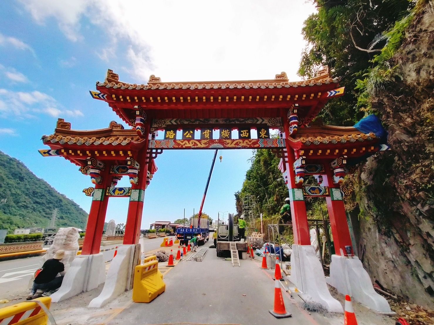 ▲東西橫貫公路牌樓依起造原樣整修完成，重新亮相。（圖／太管處提供，下同）