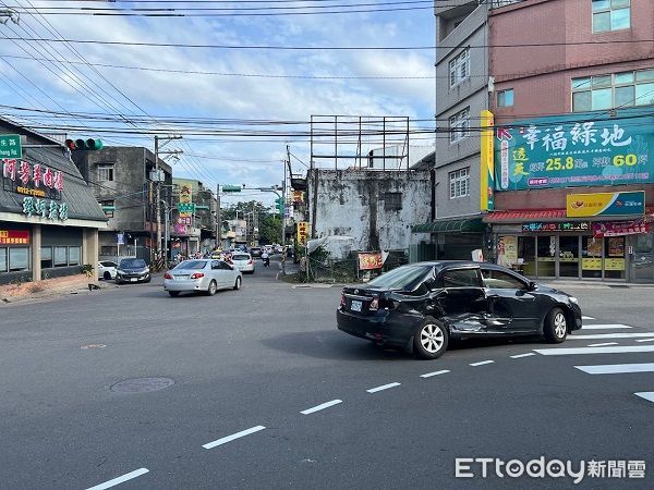 ▲▼被撞的自小客車及撞死曾男所騎機車。（圖／桃園警分局提供）