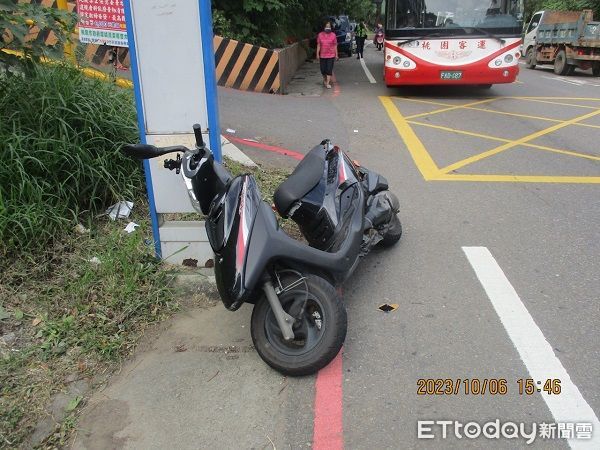 ▲▼被撞的自小客車及撞死曾男所騎機車。（圖／桃園警分局提供）