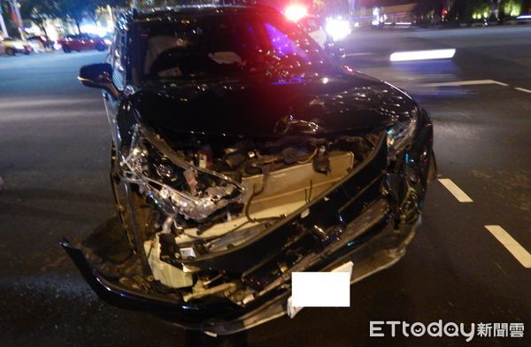 ▲▼小黃違規左轉被Uber撞翻，2車損毀，4人擦挫傷。（圖／民眾提供，下同）